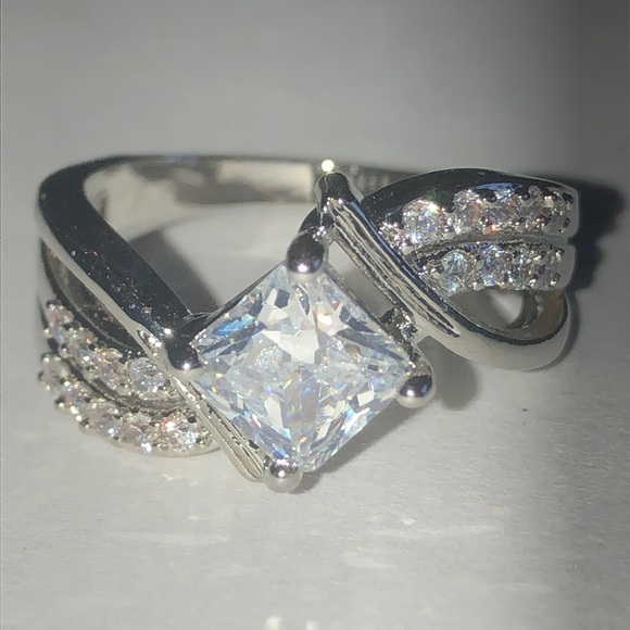 Jewelry - Elegant Silver Ring with Clear Stones
